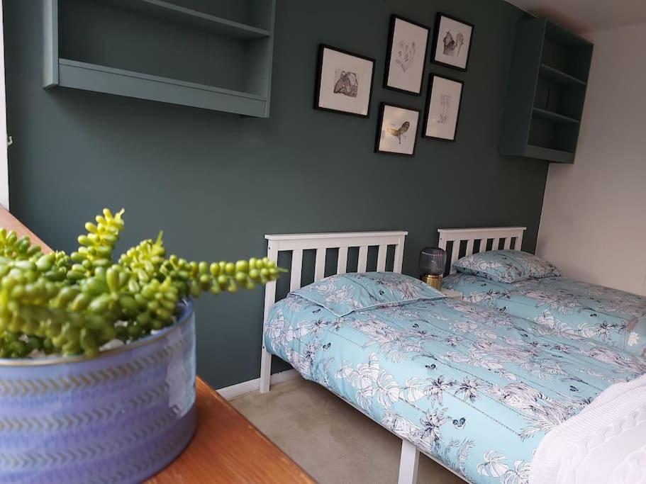 2 Bed Flat, Bounds Green, Piccadilly Line, N11 * Londen