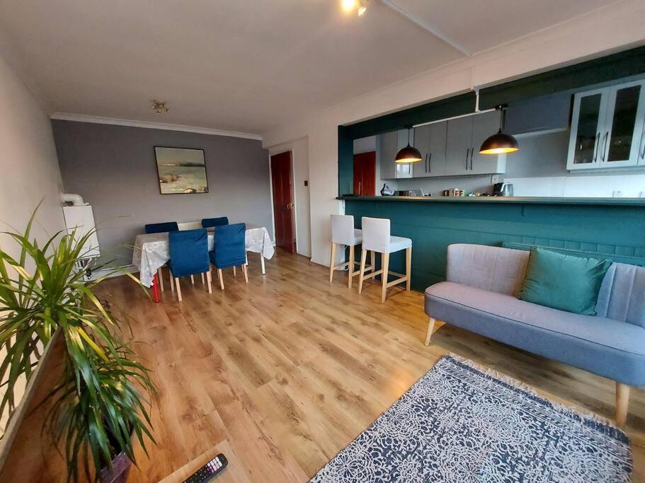 2 Bed Flat, Bounds Green, Piccadilly Line, N11 Londen
